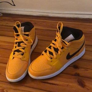 Jordan’s- university gold black & white